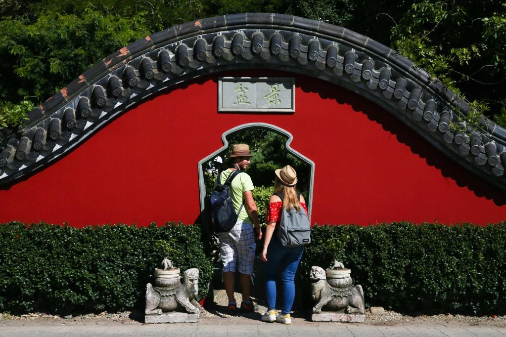 在比利時(shí)布呂熱萊特市，游客參觀天堂動(dòng)物園的中國園。
