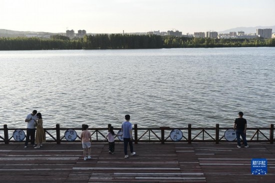 6月23日，游人在三門峽市黃河公園內(nèi)休閑。