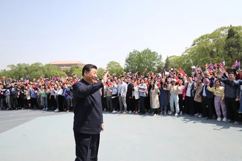2021年4月19日，在清華大學(xué)建校110周年校慶日即將來臨之際，習(xí)近平來到清華大學(xué)考察。圖為習(xí)近平離開學(xué)校時，同師生們揮手致意。新華社記者 鞠鵬 攝