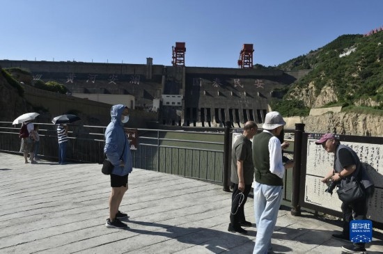 6月23日，游人在黃河三門峽大壩風(fēng)景區(qū)內(nèi)游覽。