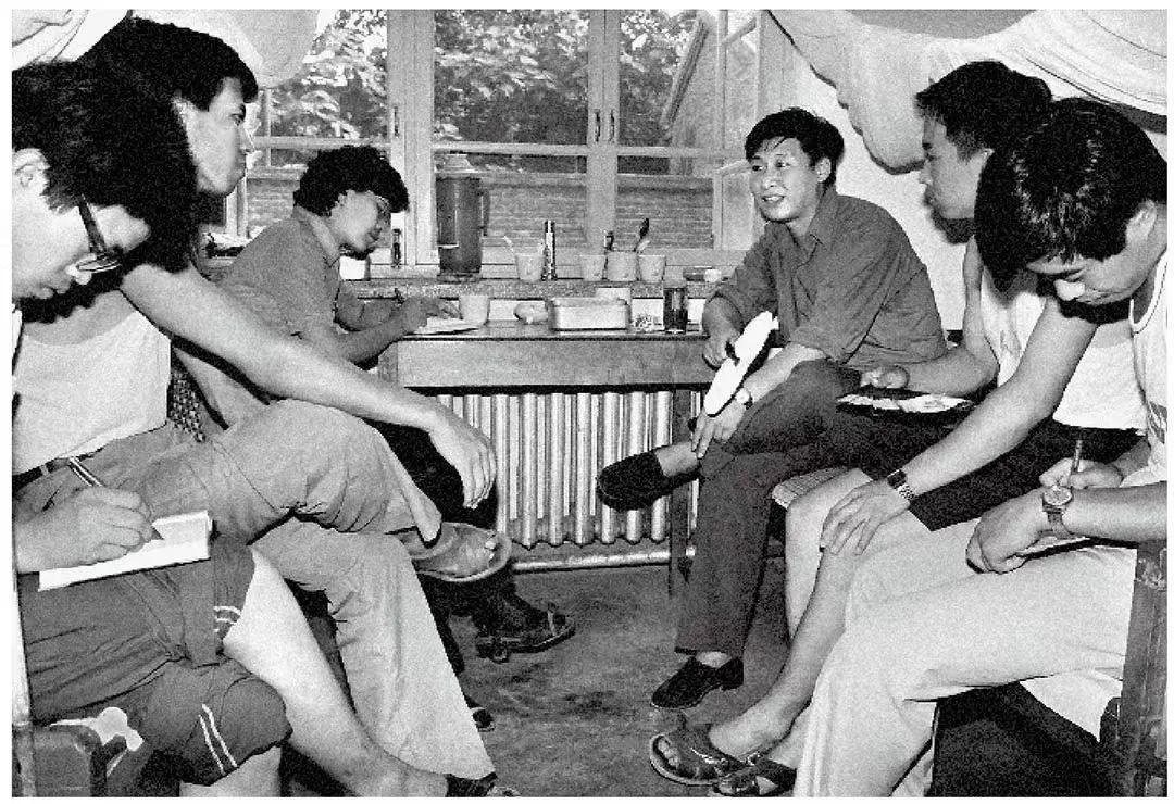 1984年7月29日，習(xí)近平與中國人民大學(xué)暑期社會實踐團(tuán)成員在正定縣政府招待所宿舍座談。（圖源：《習(xí)近平與大學(xué)生朋友們》）