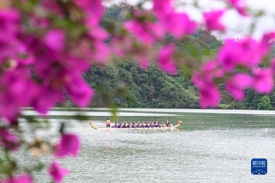 6月22日，重慶市酉陽(yáng)土家族苗族自治縣酉水河鎮(zhèn)河灣村，參賽選手進(jìn)行龍舟比賽。