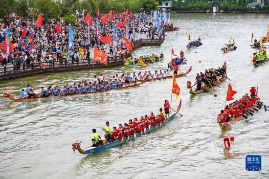 6月23日，在貴州省黔東南苗族侗族自治州施秉縣舉行的獨(dú)木龍舟節(jié)上，獨(dú)木龍舟進(jìn)行水上巡游。