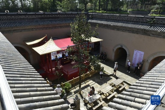 6月23日，游人在三門峽市陜州地坑院景區(qū)內(nèi)游覽。