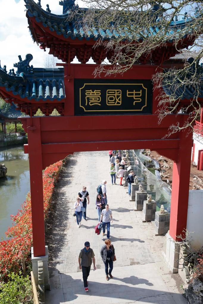 在比利時(shí)天堂動(dòng)物園的中國園，游客從牌樓下走過。