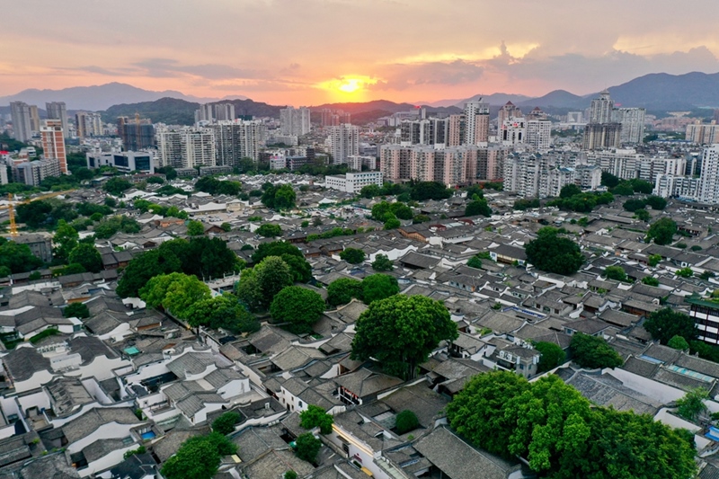 2021年7月10日，夕陽映照下的福州三坊七巷文化歷史街區(qū)。