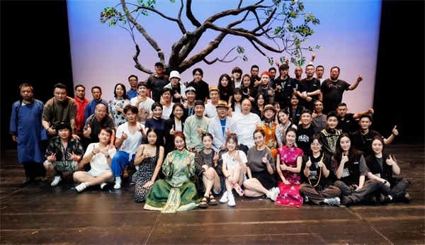《斷金》百場演職人員合影。龍馬社供圖