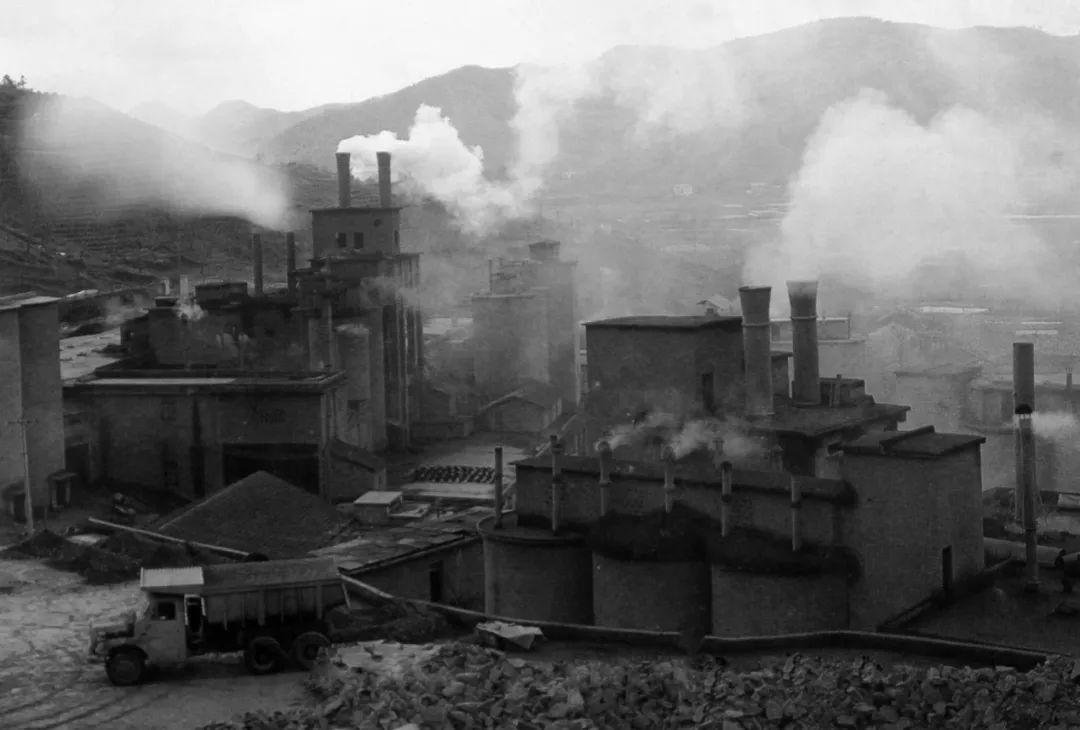 上世紀80年代，余村開礦山、辦水泥廠。（圖源：安吉縣委宣傳部）