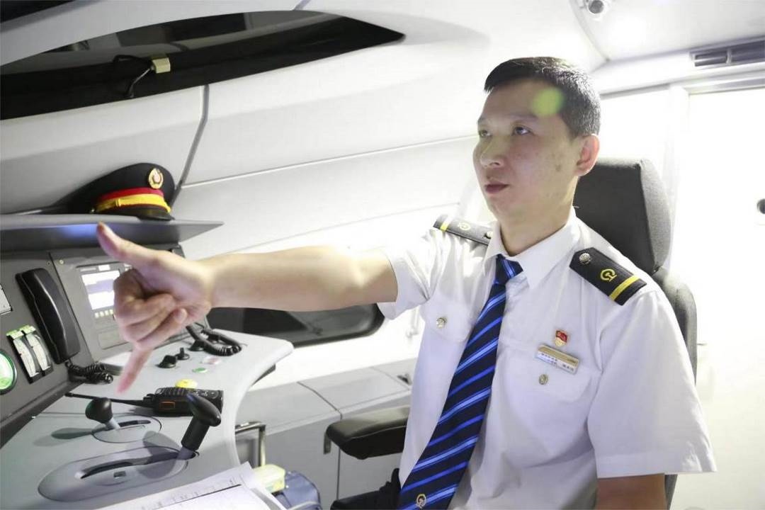 陳承儀駕駛動車組列車執(zhí)行標(biāo)準(zhǔn)作業(yè)。陳巍攝