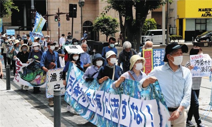 6月20日，日本民眾在福島縣政府周?chē)e行抗議活動(dòng)，強(qiáng)烈反對(duì)核污水排海計(jì)劃。（圖片來(lái)源：《東京新聞》）