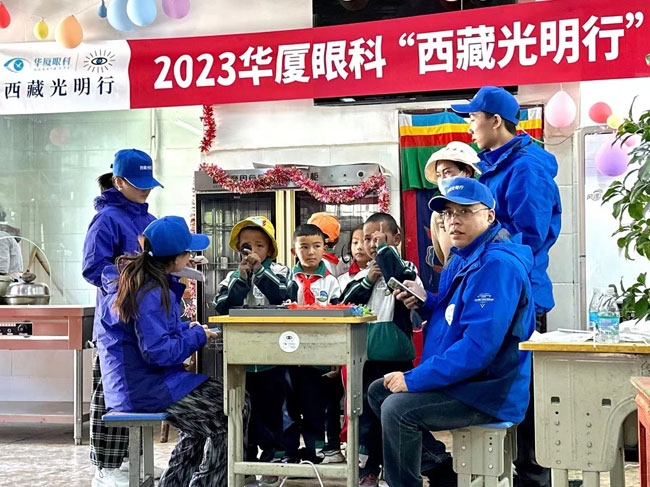 華廈眼科醫(yī)務人員對當?shù)厣倌陜和M行近視、弱視、斜視篩查。人民網記者 李棟攝