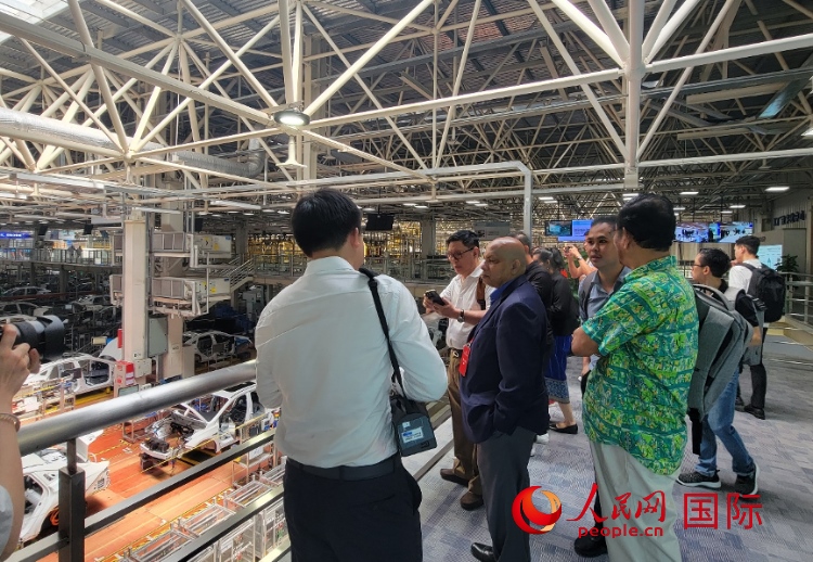 外媒記者在廣汽埃安車(chē)間參觀。人民網(wǎng) 寧玉瑛攝