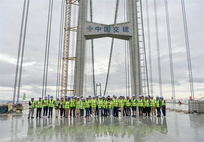 瀾湄六國媒體記者代表在建設(shè)中的深中通道伶仃洋大橋施工現(xiàn)場合影。（中交集團(tuán)供圖）