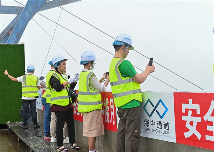 瀾湄六國媒體記者代表在建設(shè)中的深中通道伶仃洋大橋270米高塔之上拍照。中交集團(tuán)供圖