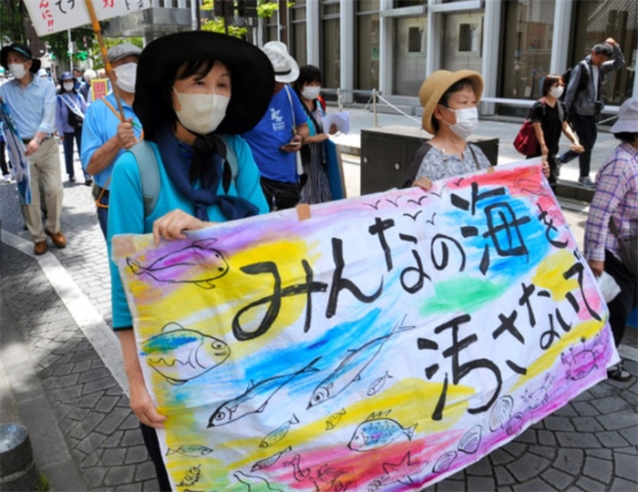 2023年6月20日，日本民眾在福島縣政府周圍舉行抗議活動，強烈反對核污水排海計劃，呼吁保護(hù)漁業(yè)資源。圖片來源：《朝日新聞》