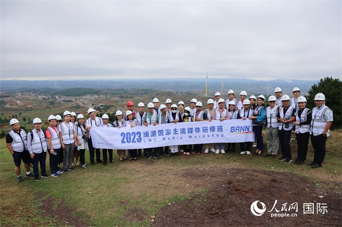 瀾湄記者團(tuán)在富源西風(fēng)電基地合影留念。人民網(wǎng) 李發(fā)興攝