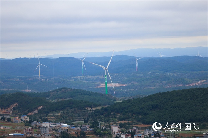 圖為位于云南省曲靖市富源縣的富源西風(fēng)電基地。（人民網(wǎng) 李發(fā)興攝）