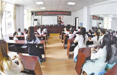  圖②：法院干警向參加活動(dòng)的學(xué)生和家長(zhǎng)講解暑假安全教育知識(shí)。