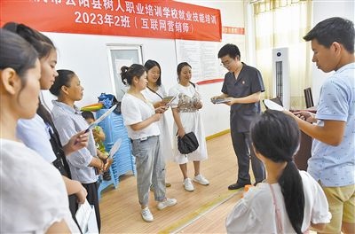  圖③：法院干警現(xiàn)場(chǎng)指導(dǎo)鄉(xiāng)村“代理家長(zhǎng)”如何正確管護(hù)留守兒童。