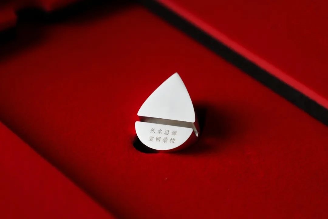 上海交通大學(xué)發(fā)布2023年錄取通知書(shū)禮盒。校方供圖