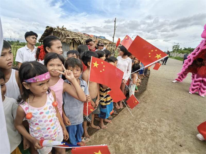 當(dāng)?shù)孛癖姛崃覛g迎中國駐菲律賓大使館一行工作訪問。中國駐菲律賓大使館供圖