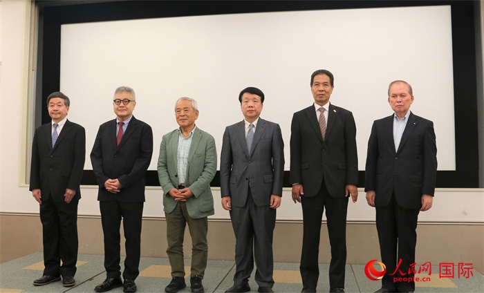 主辦方與嘉賓合影。（人民網(wǎng) 許可攝）