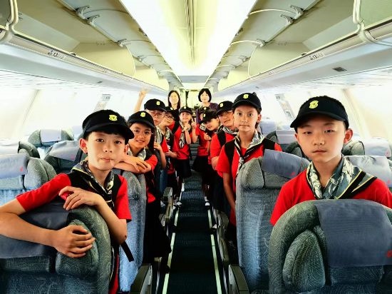 文縣東壩童聲合唱團(tuán)的孩子們?cè)陲w機(jī)上。