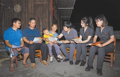 “法治屋場會”上，法院黨員志愿服務(wù)隊(duì)在給種植戶普及法律知識。