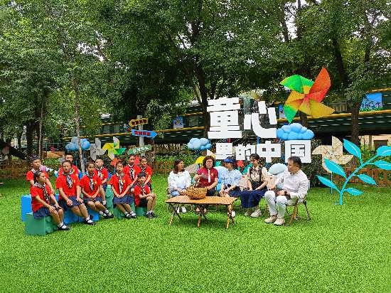 文縣東壩童聲合唱團(tuán)的孩子們?cè)谘胍暣箫L(fēng)車基地錄制節(jié)目。