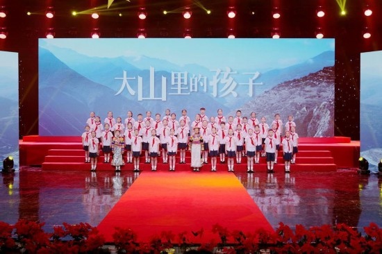 文縣東壩童聲合唱團(tuán)的孩子們?cè)诟拭C廣播電視總臺(tái)青少頻道錄節(jié)目。
