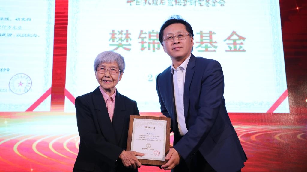 國(guó)家文物局黨組成員、副局長(zhǎng)解冰（右）為樊錦詩(shī)（左）頒發(fā)捐贈(zèng)證書。新華社記者張睿 攝