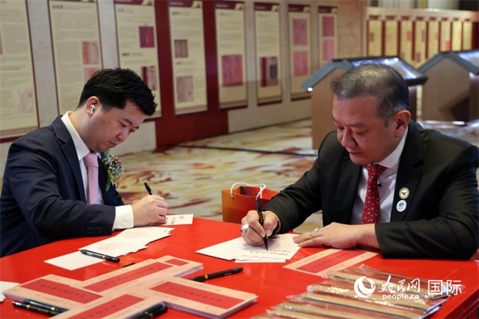 觀眾在展覽現(xiàn)場設(shè)置的體驗區(qū)手寫“批信”。人民網(wǎng)記者楊一攝