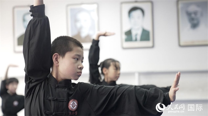 正在練習(xí)劈掛拳的武術(shù)學(xué)童。人民網(wǎng)記者 袁蒙攝