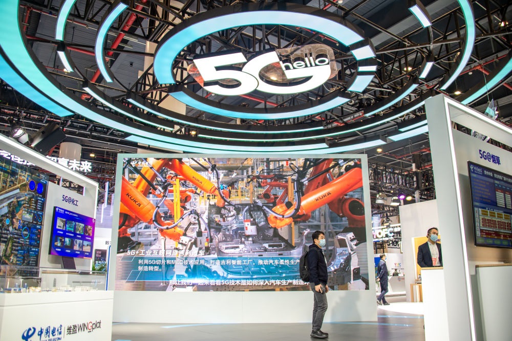 在位于湖北省武漢市的中國光谷科技會(huì)展中心拍攝的“5G+工業(yè)互聯(lián)網(wǎng)成果展”現(xiàn)場(chǎng)（2021年11月20日攝）。新華社記者 伍志尊 攝