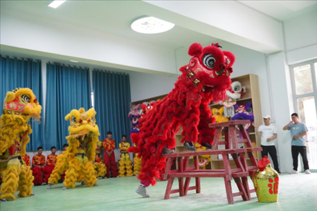 開課儀式現(xiàn)場，疏附縣第一中學(xué)舞獅隊(duì)的醒獅表演。
