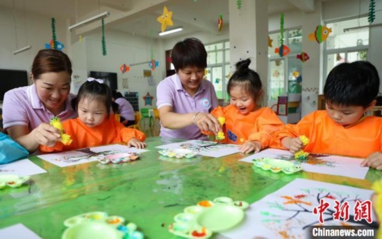 在肥西縣山南鎮(zhèn)中心幼兒園，孩子們在老師的指導(dǎo)下作畫。陳家樂 攝