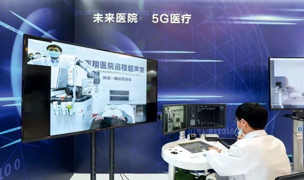 2021年5月7日，上海瑞金醫(yī)院，醫(yī)生通過遠(yuǎn)程控制5G機(jī)械臂為病人做B超。