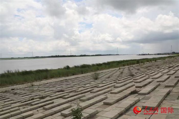 孟加拉國帕德瑪大橋河道整治工程北岸整治區(qū)域長1.5千米，南岸長11.5千米，是目前世界上規(guī)模最大的河道整治工程。人民網(wǎng)記者 孫廣勇攝