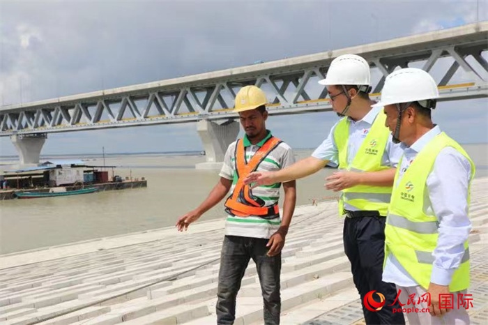 孟加拉國帕德瑪大橋河道整治工程北岸整治區(qū)域長1.5千米，南岸長11.5千米，是目前世界上規(guī)模最大的河道整治工程。人民網(wǎng)記者 孫廣勇攝