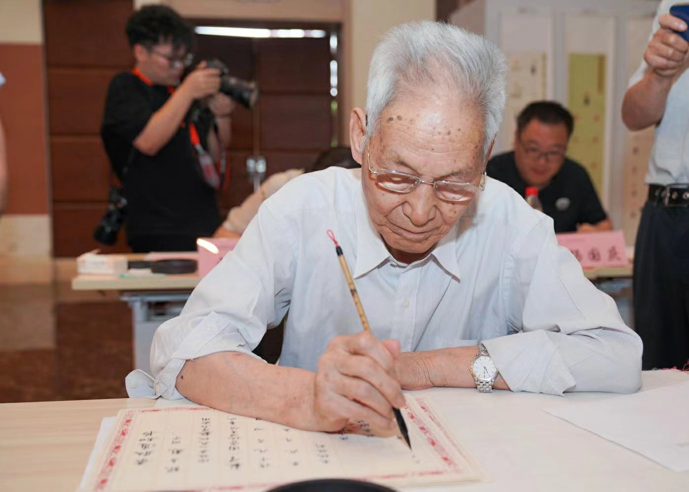 老教授們用毛筆書寫2023級新生錄取通知書。校方供圖