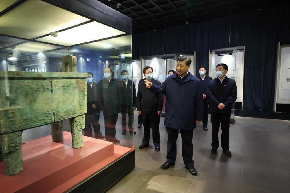 2022年10月26日至28日，中共中央總書記、國家主席、中央軍委主席習(xí)近平在陜西省延安市、河南省安陽市考察。這是28日下午，習(xí)近平在安陽市殷墟博物館考察。新華社記者 鞠鵬 攝