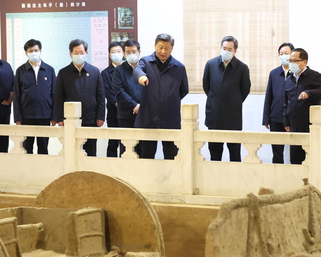 2022年10月26日至28日，中共中央總書記、國家主席、中央軍委主席習(xí)近平在陜西省延安市、河南省安陽市考察。這是28日下午，習(xí)近平在安陽市殷墟遺址考察。新華社記者 丁林 攝