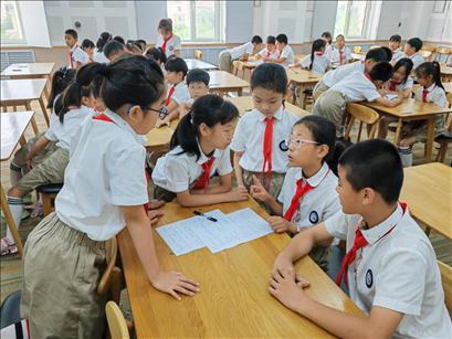 7月14日，遼寧大連市甘井子區(qū)春田小學開展綠色環(huán)保主題班會。新華社記者張博群攝
