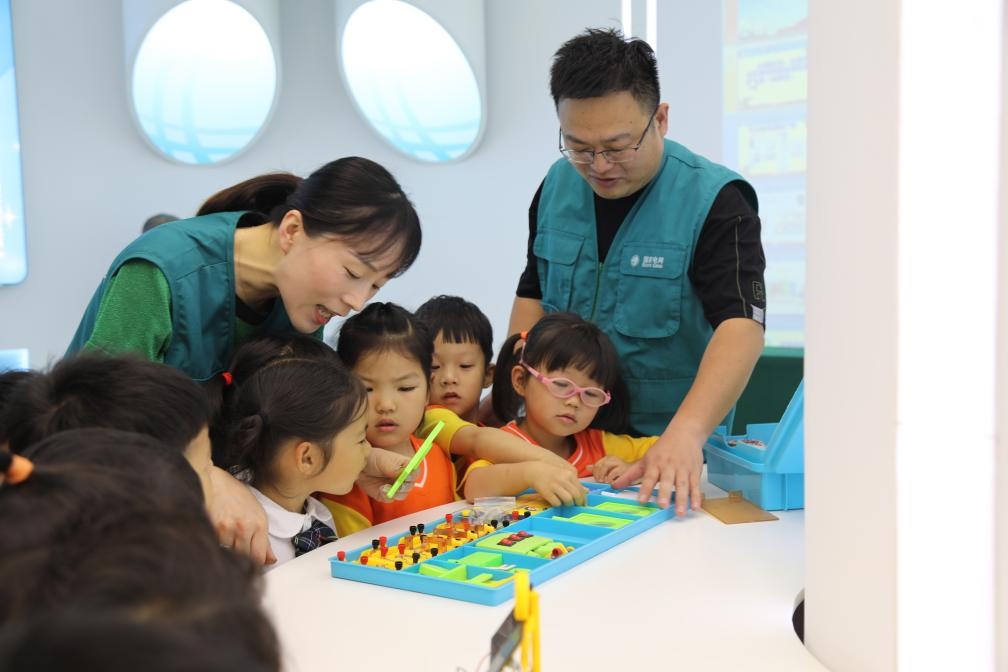 7月12日，浙江寧波奉化區(qū)實驗小學，暑托班孩子學習暑期安全用電和節(jié)能知識。新華社記者張璇攝