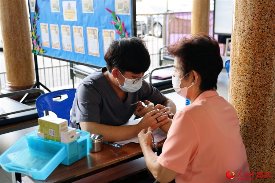 泰國中醫(yī)師為當?shù)孛癖娞峁┲嗅t(yī)咨詢、診療服務。人民網記者 楊一攝