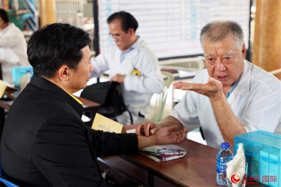 泰國中醫(yī)師為泰國春武里府最高行政長官威塔亞號脈問診。人民網記者 楊一攝
