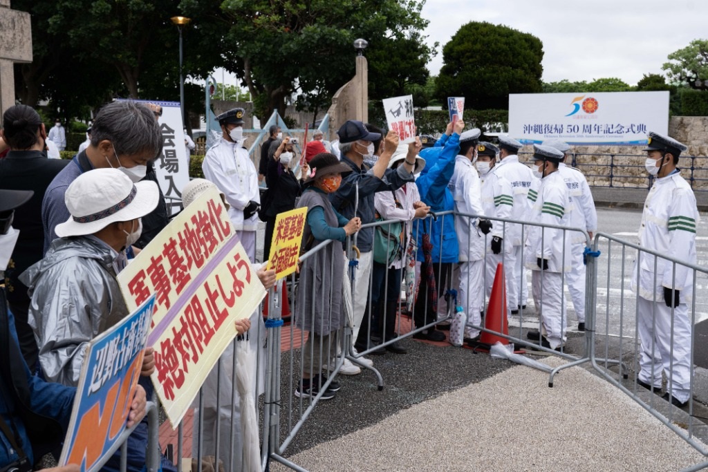2022年5月15日，在日本沖繩，人們在沖繩回歸日本本土50周年紀念儀式現(xiàn)場外抗議。新華社記者張笑宇攝