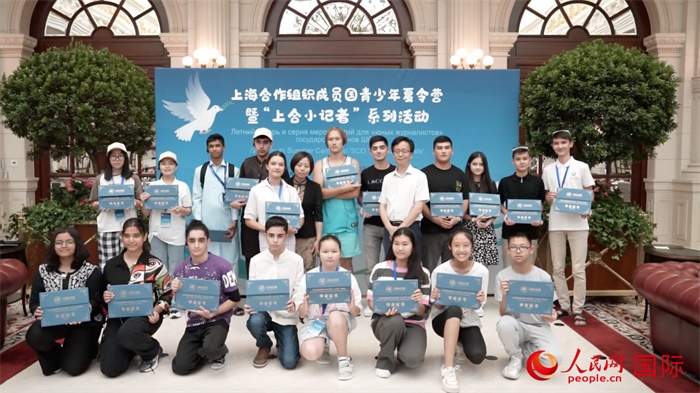 主辦單位為“上合小記者”頒發(fā)證書。實習(xí)生 方明軒攝