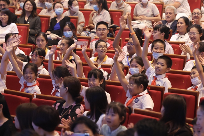 觀看演出的中小學生。中外語言交流合作中心供圖