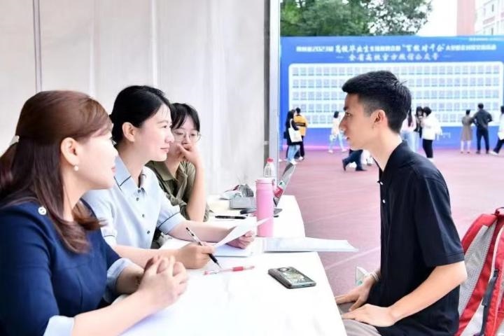 2023年5月7日，四川省2023屆高校畢業(yè)生專場招聘會暨“百校對千企”大型校企對接交流活動(dòng)在成都理工大學(xué)舉行。（四川省教育廳供圖）